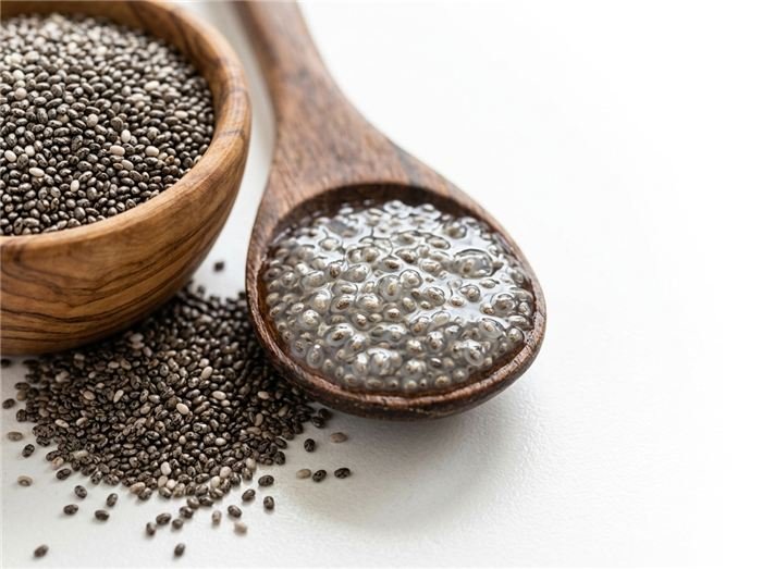 Gel de graines de chia sur une cuillère montrant la fibre qui gonfle dans Hinuki